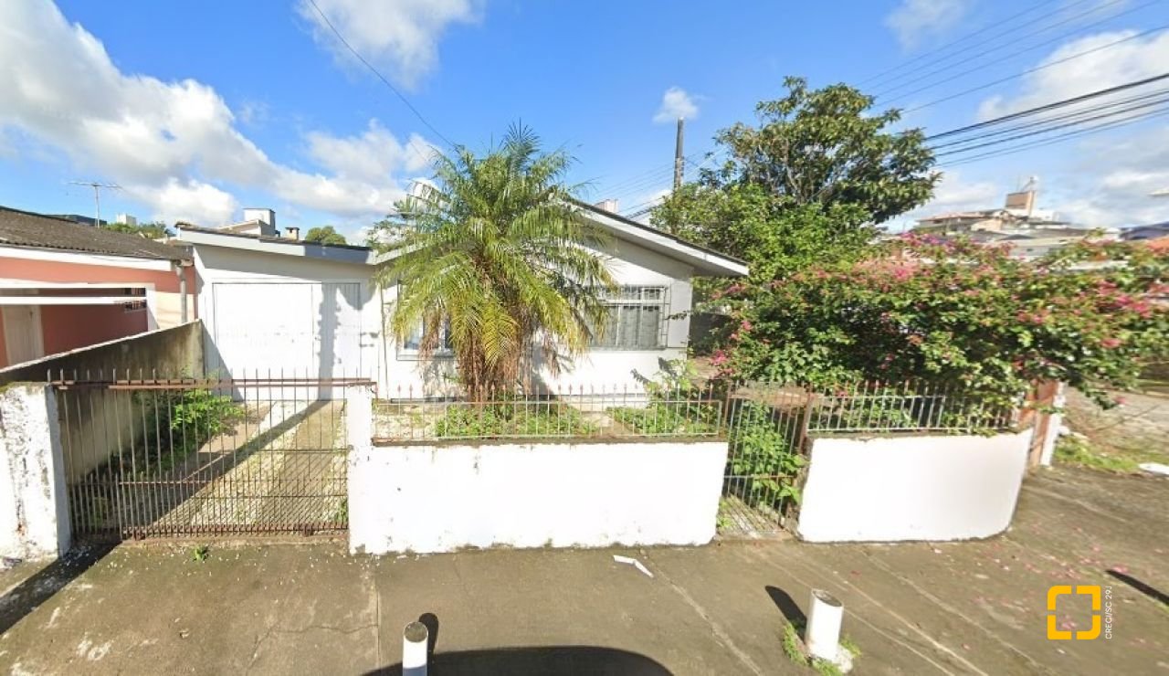 Casa com 42m², 3 quartos (sendo 2 suítes), 4 garagens, no bairro Forquilhinhas em São José