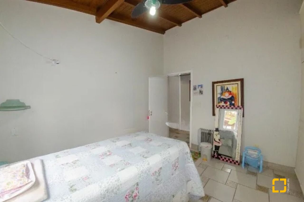 Casa com 420m², 6 quartos (sendo 2 suítes), 3 garagens, no bairro Ponta das Canas em Florianópolis
