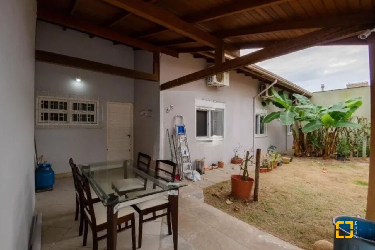 Casa com 420m², 6 quartos (sendo 2 suítes), 3 garagens, no bairro Ponta das Canas em Florianópolis