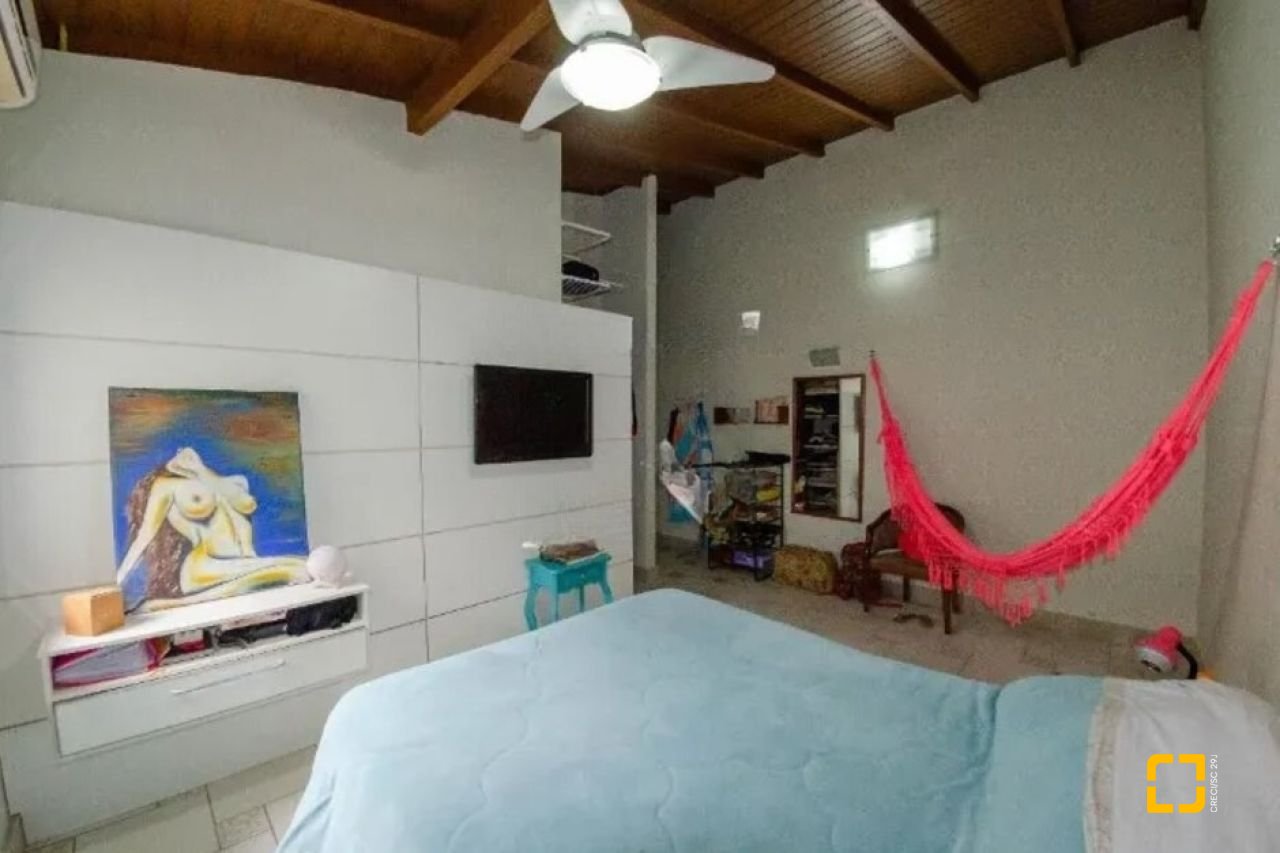 Casa com 420m², 6 quartos (sendo 2 suítes), 3 garagens, no bairro Ponta das Canas em Florianópolis