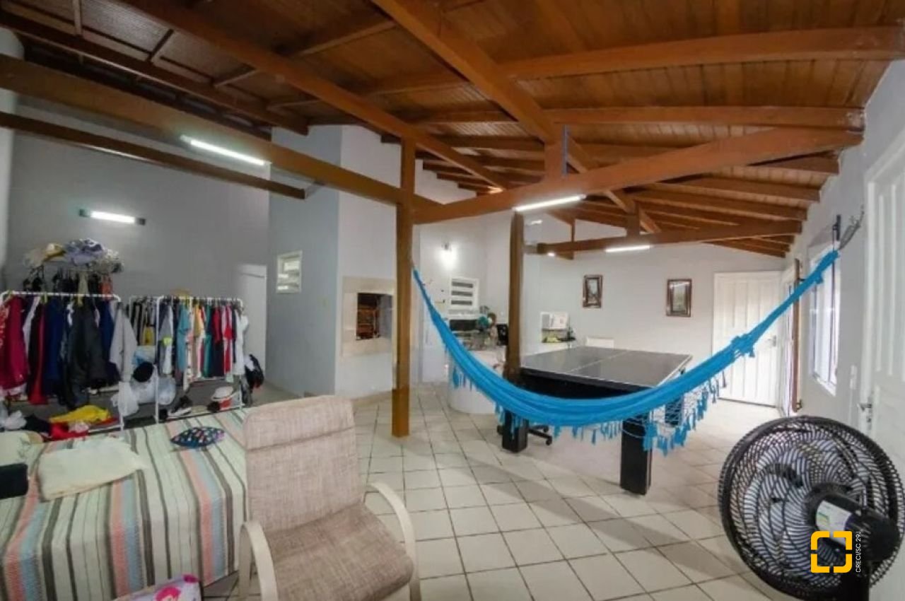 Casa com 420m², 6 quartos (sendo 2 suítes), 3 garagens, no bairro Ponta das Canas em Florianópolis