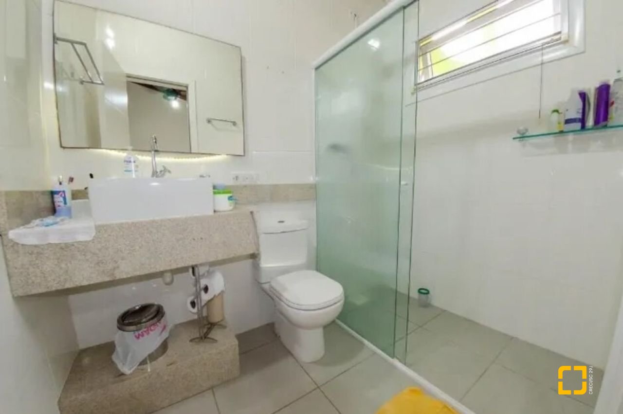Casa com 420m², 6 quartos (sendo 2 suítes), 3 garagens, no bairro Ponta das Canas em Florianópolis