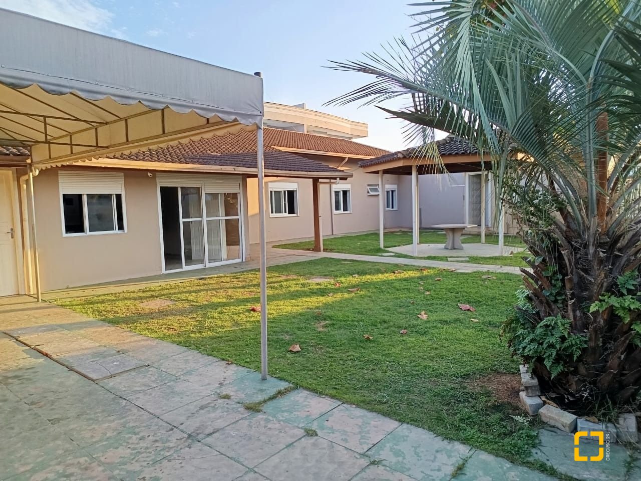 Casa com 420m², 6 quartos (sendo 2 suítes), 3 garagens, no bairro Ponta das Canas em Florianópolis
