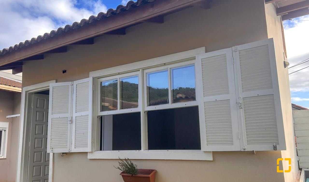 Casa com 420m², 6 quartos (sendo 2 suítes), 3 garagens, no bairro Ponta das Canas em Florianópolis