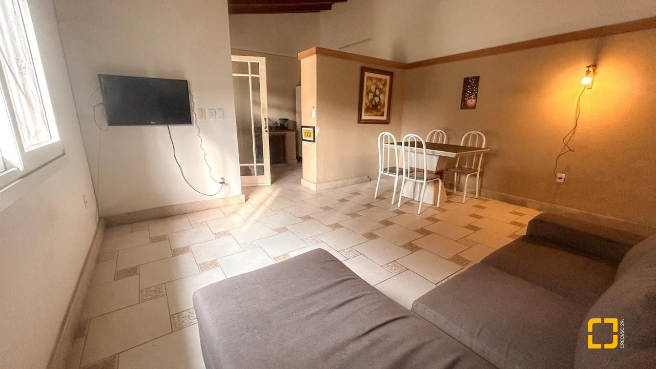 Casa com 420m², 6 quartos (sendo 2 suítes), 3 garagens, no bairro Ponta das Canas em Florianópolis