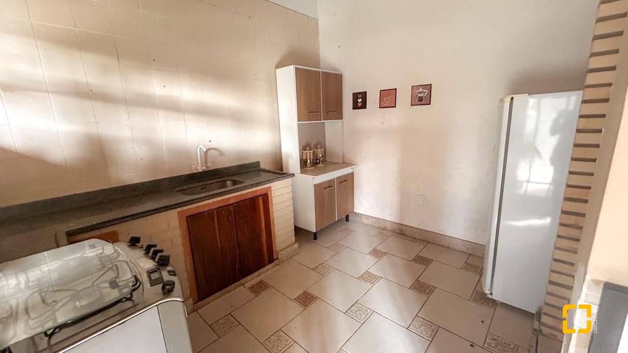 Casa com 420m², 6 quartos (sendo 2 suítes), 3 garagens, no bairro Ponta das Canas em Florianópolis
