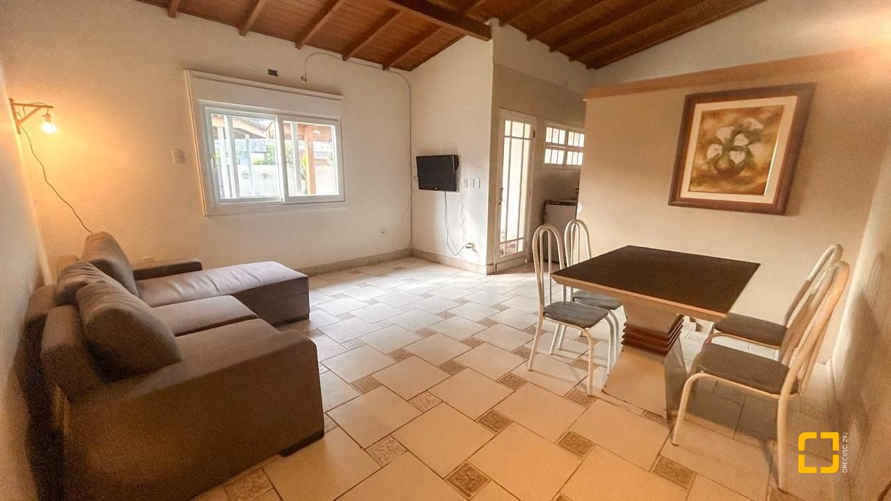 Casa com 420m², 6 quartos (sendo 2 suítes), 3 garagens, no bairro Ponta das Canas em Florianópolis