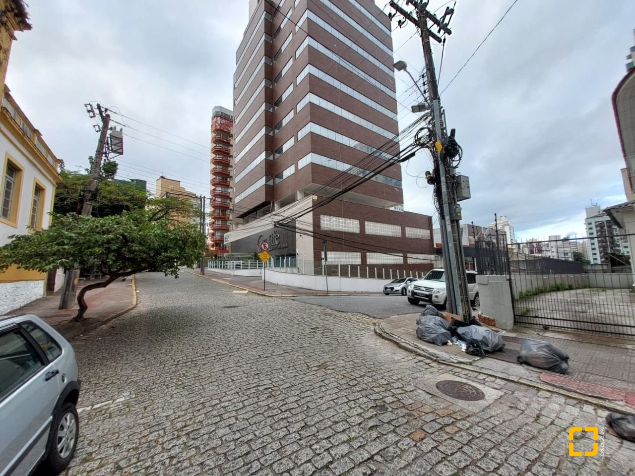 Sala com 77m², 2 garagens, no bairro Centro em Florianópolis