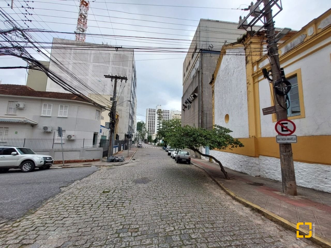 Sala com 77m², 2 garagens, no bairro Centro em Florianópolis