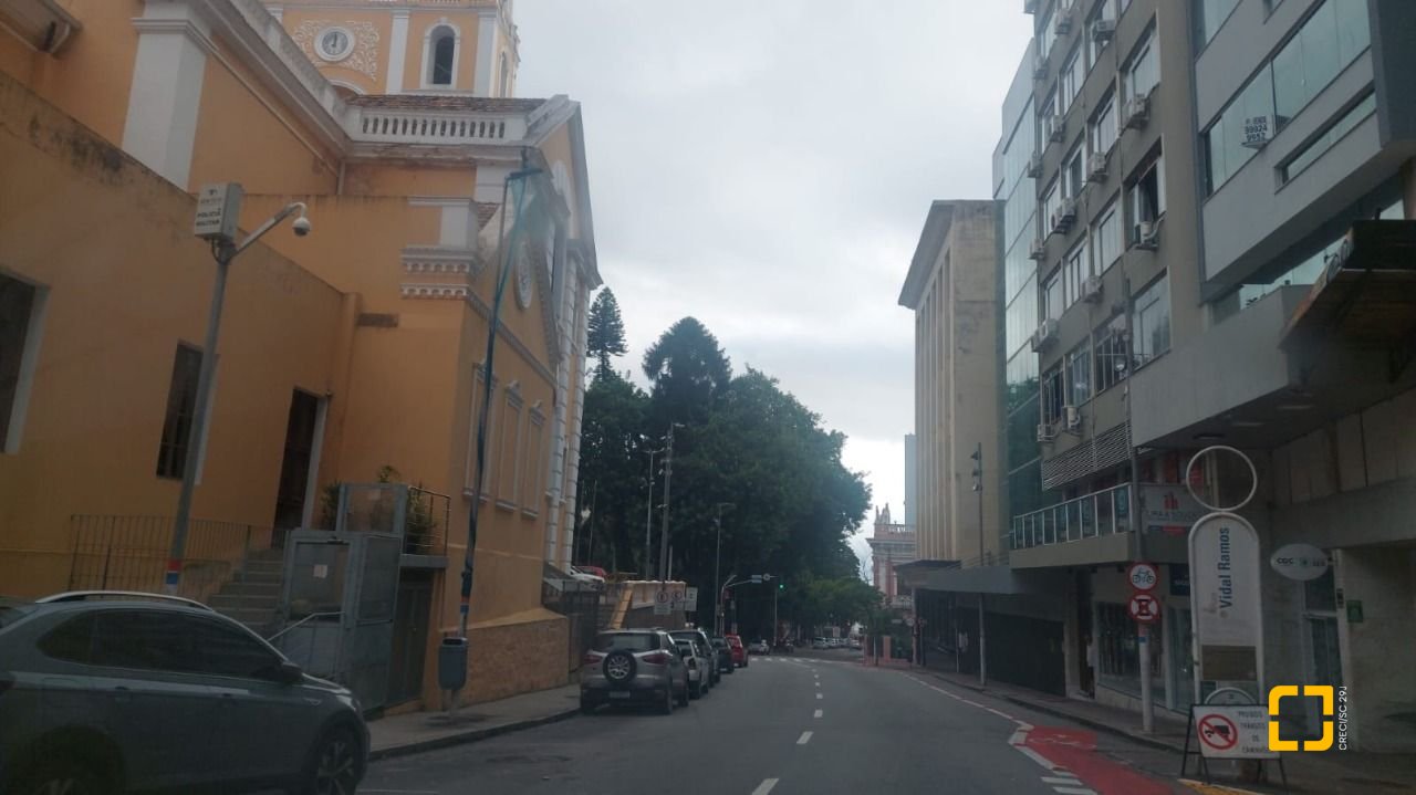 Sala com 77m², 2 garagens, no bairro Centro em Florianópolis