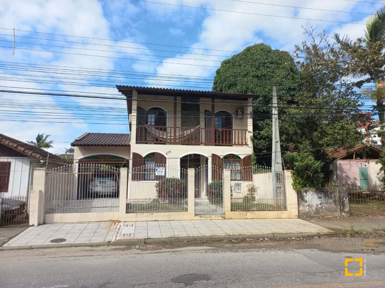 Casa com 197m², 4 quartos (sendo 1 suíte), 3 garagens, no bairro Barreiros em São José