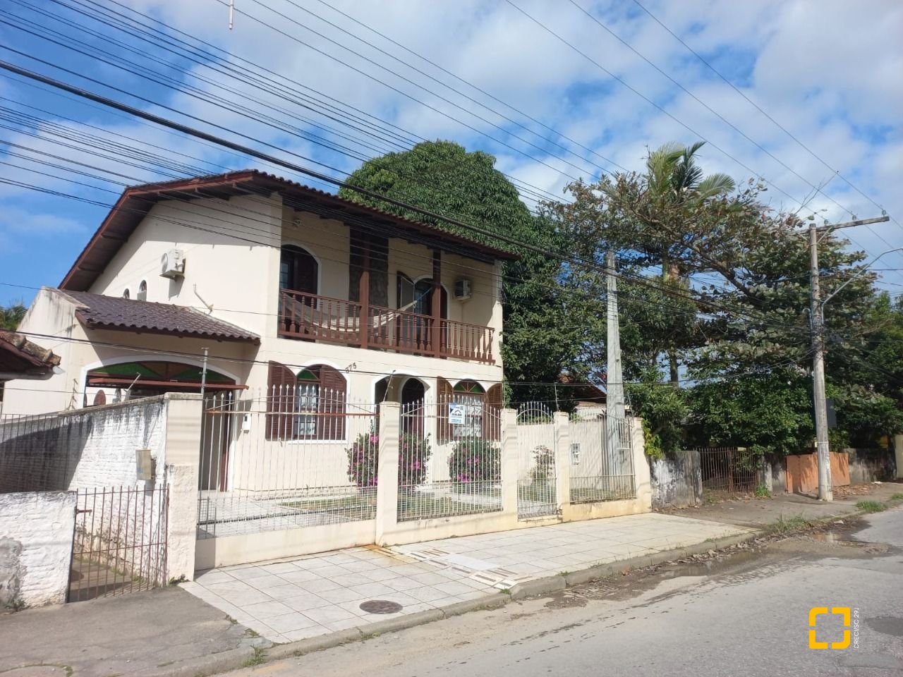Casa com 197m², 4 quartos (sendo 1 suíte), 3 garagens, no bairro Barreiros em São José