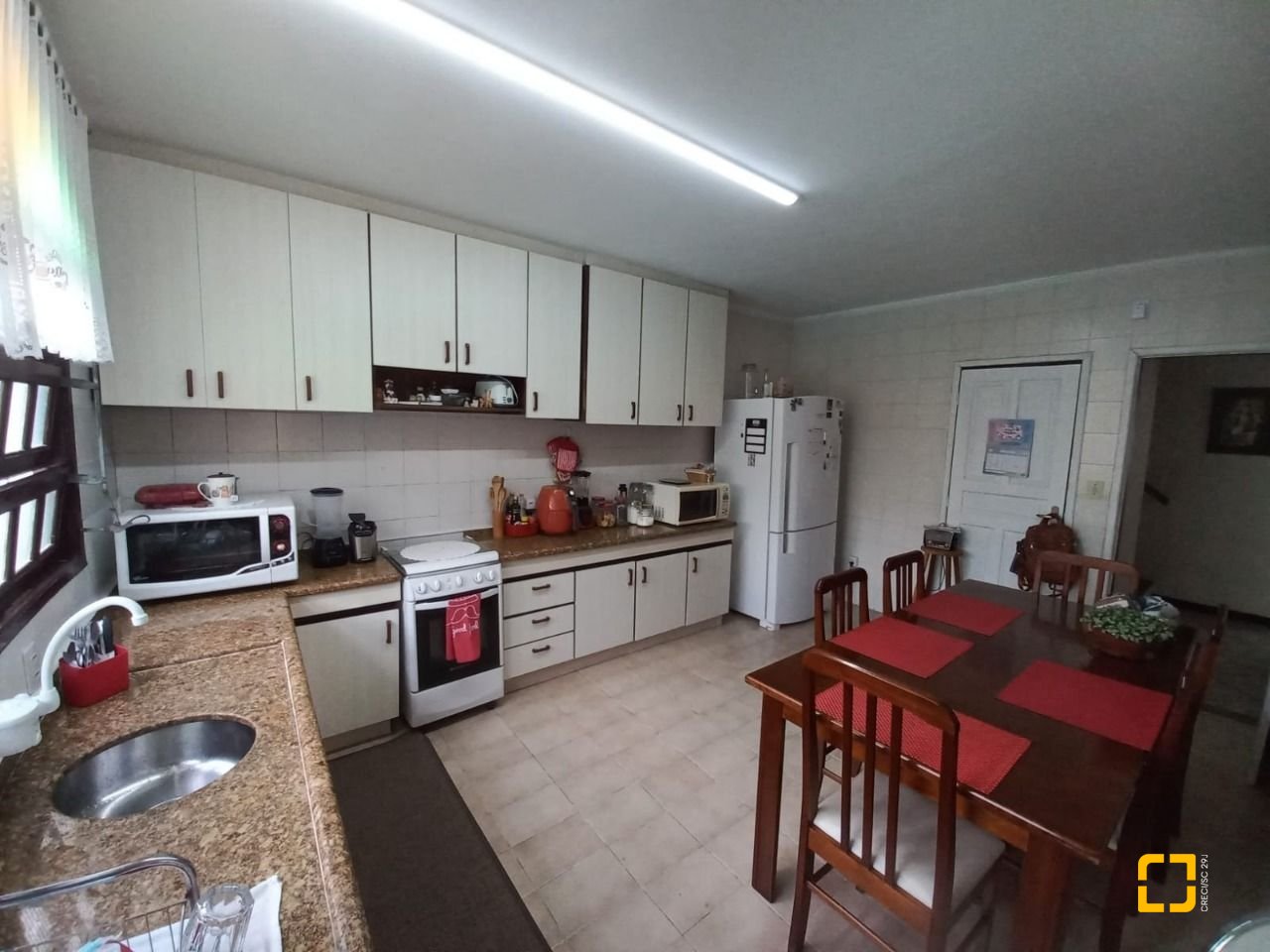 Casa com 197m², 4 quartos (sendo 1 suíte), 3 garagens, no bairro Barreiros em São José