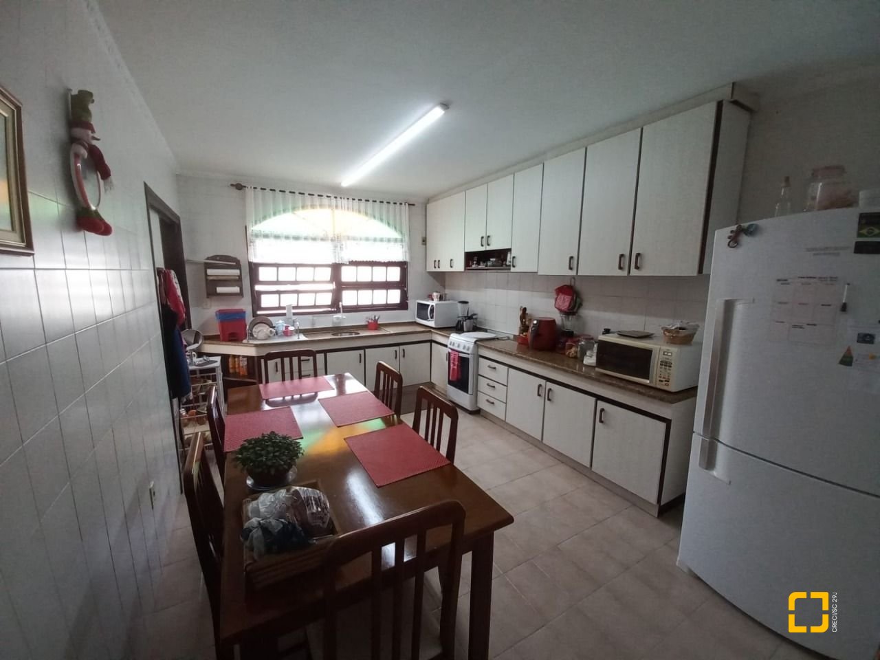 Casa com 197m², 4 quartos (sendo 1 suíte), 3 garagens, no bairro Barreiros em São José