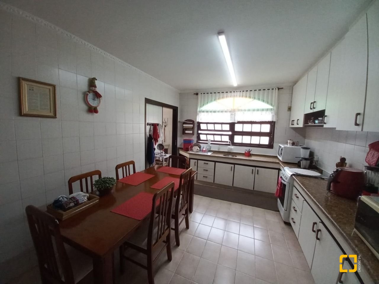 Casa com 197m², 4 quartos (sendo 1 suíte), 3 garagens, no bairro Barreiros em São José