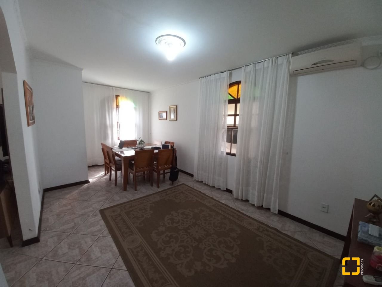 Casa com 197m², 4 quartos (sendo 1 suíte), 3 garagens, no bairro Barreiros em São José