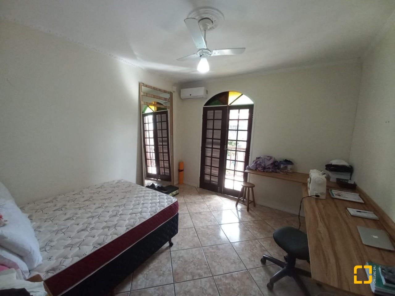 Casa com 197m², 4 quartos (sendo 1 suíte), 3 garagens, no bairro Barreiros em São José