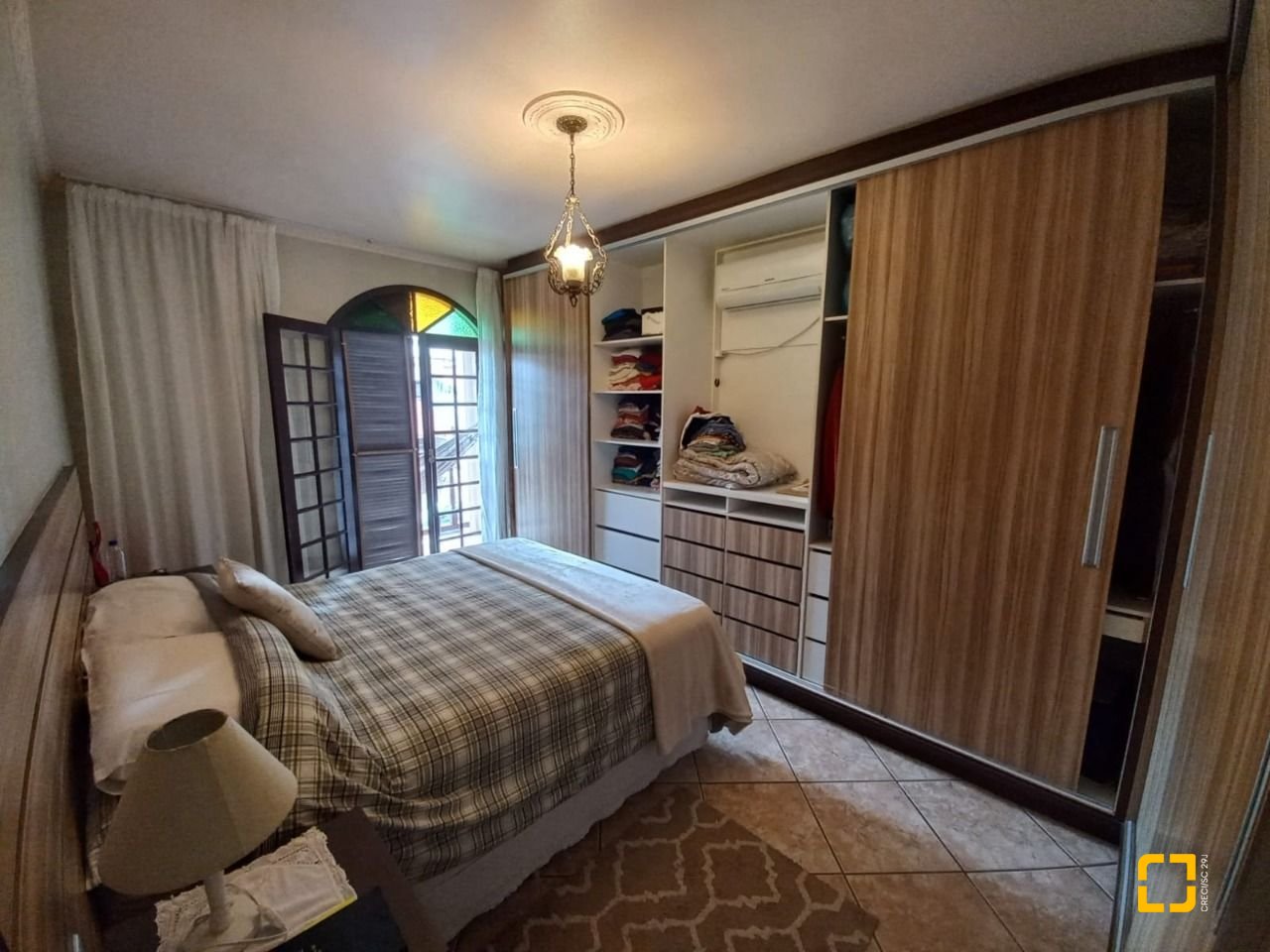 Casa com 197m², 4 quartos (sendo 1 suíte), 3 garagens, no bairro Barreiros em São José