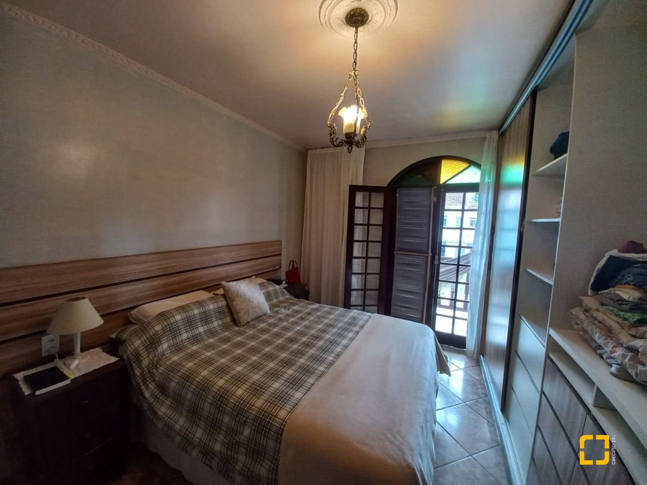 Casa com 197m², 4 quartos (sendo 1 suíte), 3 garagens, no bairro Barreiros em São José