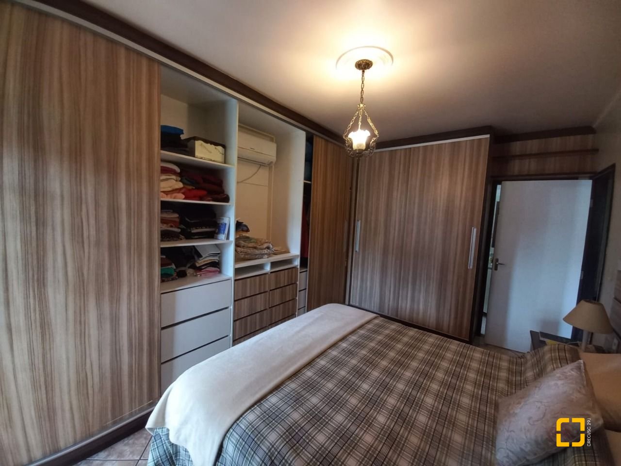Casa com 197m², 4 quartos (sendo 1 suíte), 3 garagens, no bairro Barreiros em São José