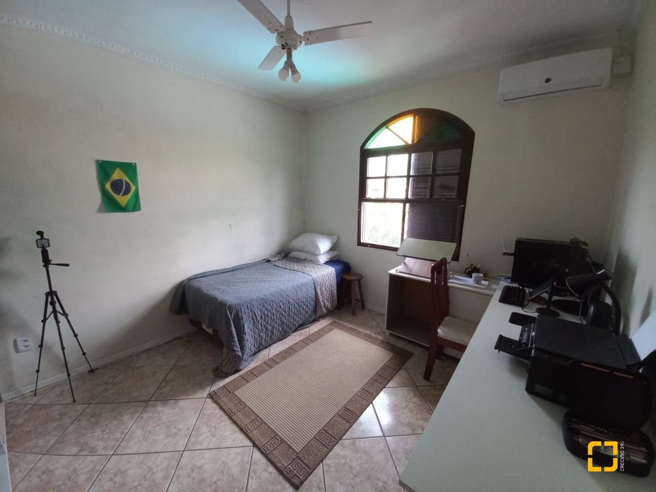 Casa com 197m², 4 quartos (sendo 1 suíte), 3 garagens, no bairro Barreiros em São José