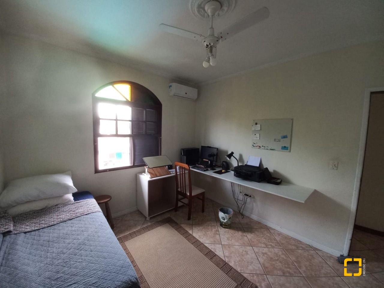 Casa com 197m², 4 quartos (sendo 1 suíte), 3 garagens, no bairro Barreiros em São José