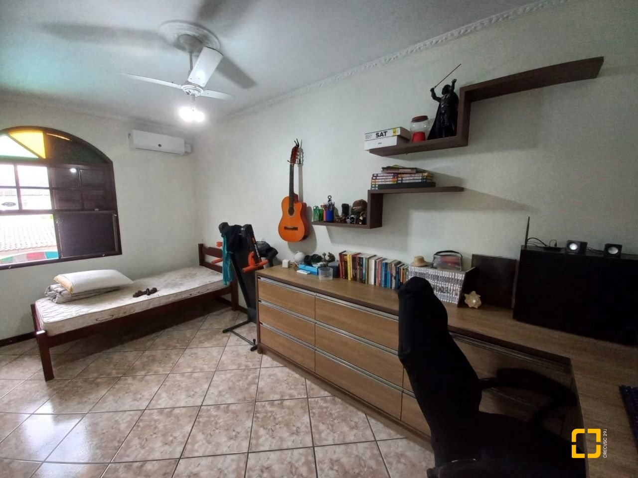 Casa com 197m², 4 quartos (sendo 1 suíte), 3 garagens, no bairro Barreiros em São José