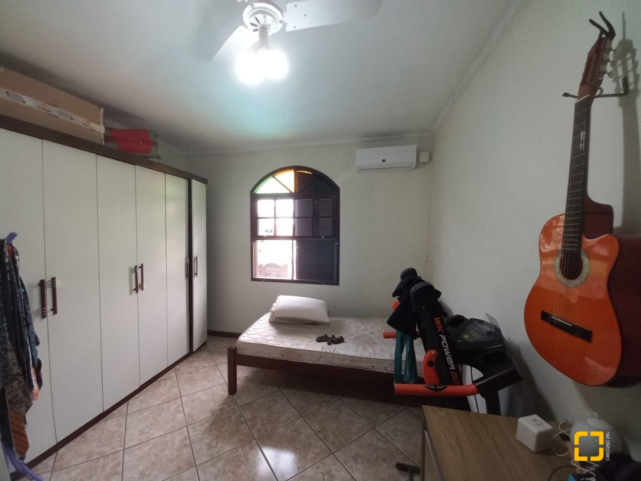 Casa com 197m², 4 quartos (sendo 1 suíte), 3 garagens, no bairro Barreiros em São José