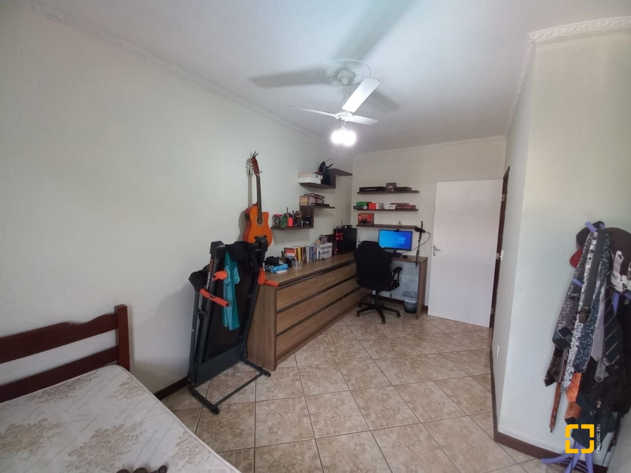 Casa com 197m², 4 quartos (sendo 1 suíte), 3 garagens, no bairro Barreiros em São José