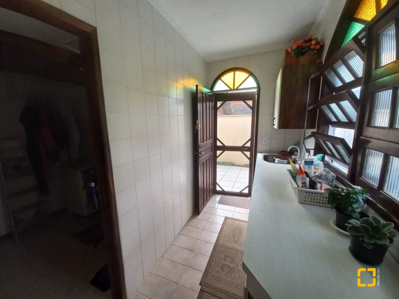 Casa com 197m², 4 quartos (sendo 1 suíte), 3 garagens, no bairro Barreiros em São José