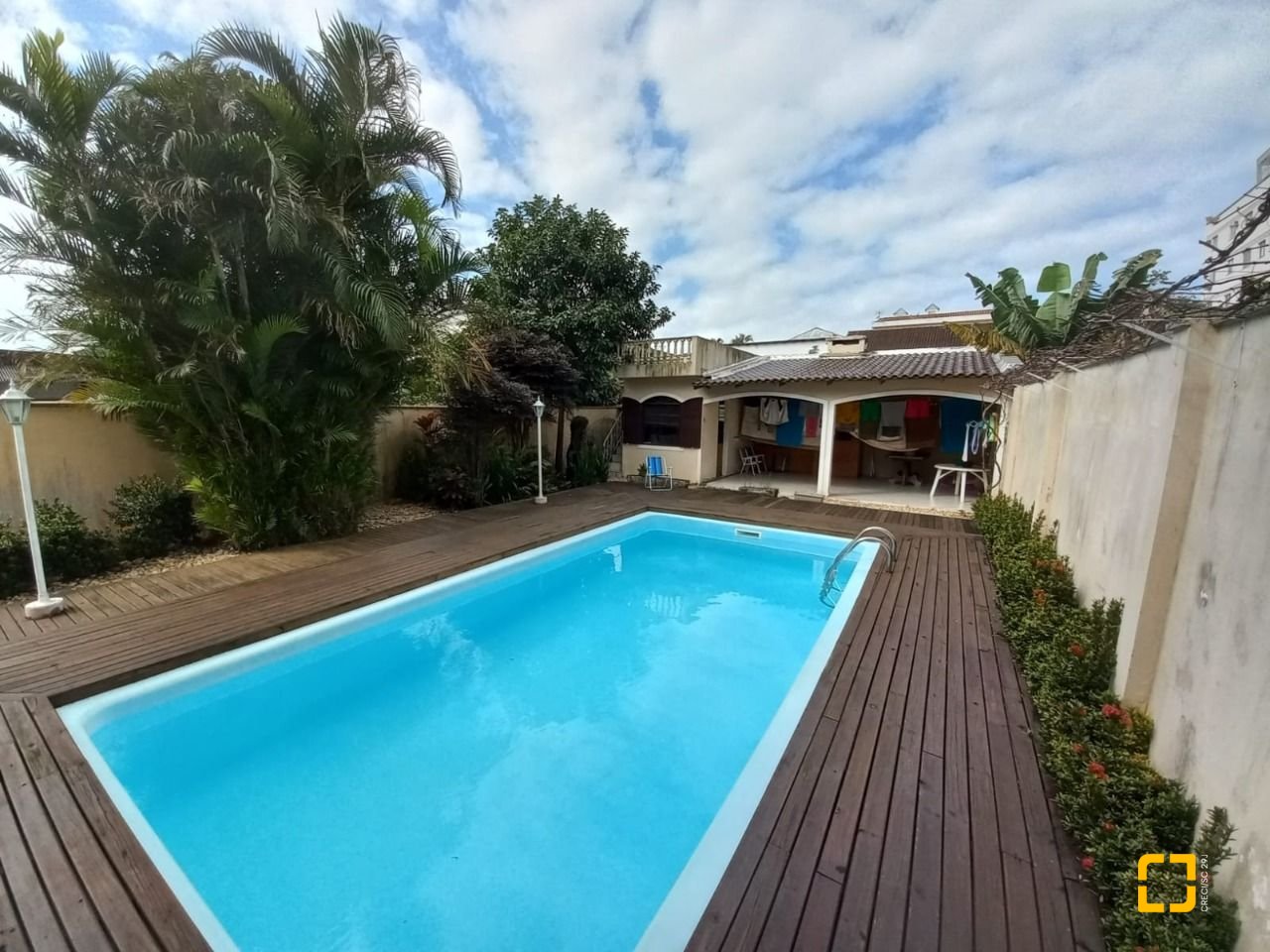 Casa com 197m², 4 quartos (sendo 1 suíte), 3 garagens, no bairro Barreiros em São José