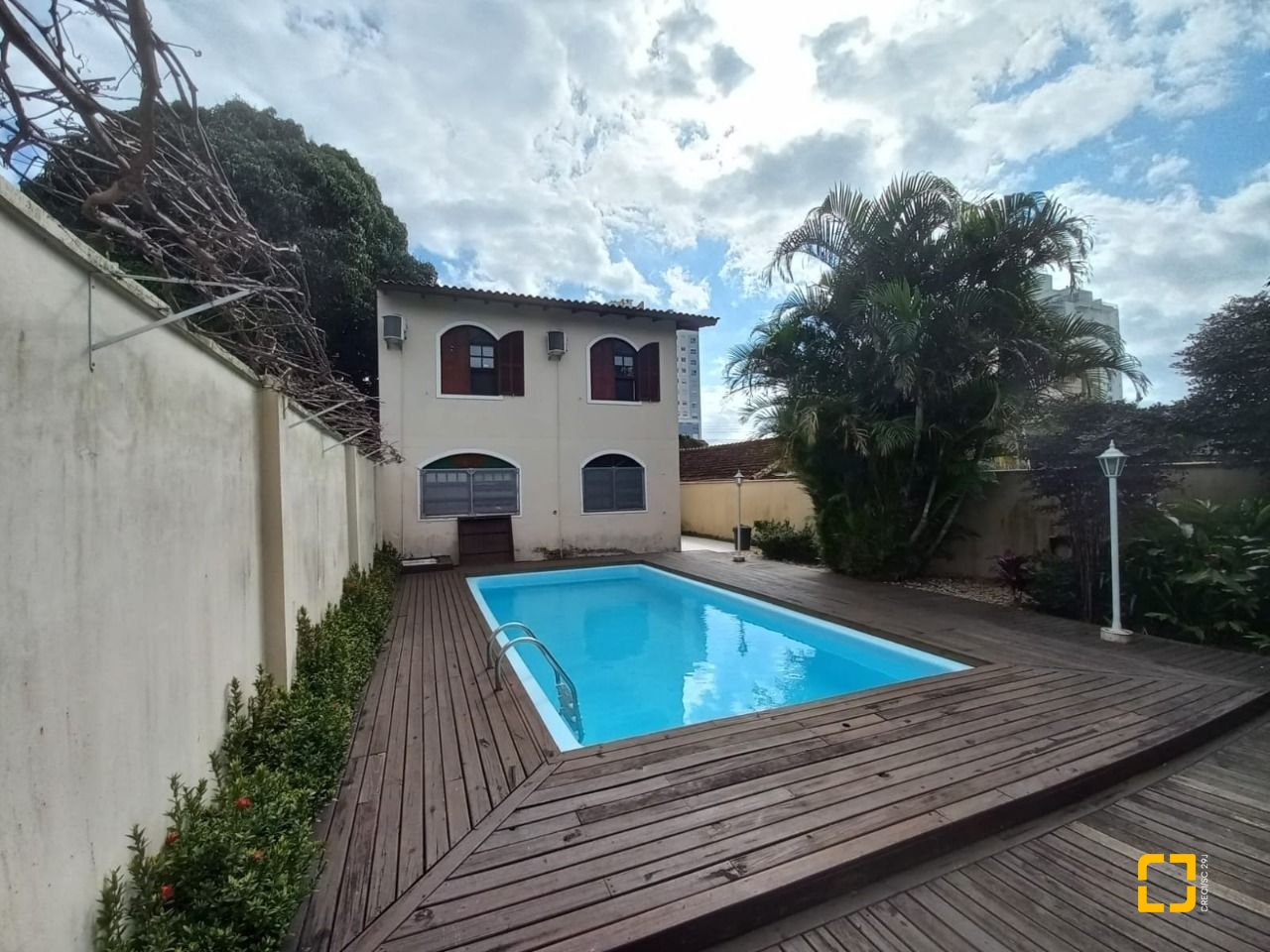 Casa com 197m², 4 quartos (sendo 1 suíte), 3 garagens, no bairro Barreiros em São José