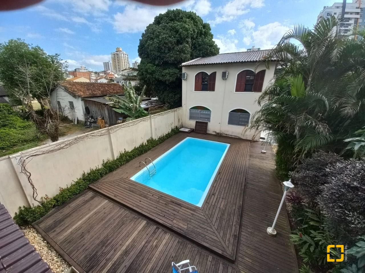 Casa com 197m², 4 quartos (sendo 1 suíte), 3 garagens, no bairro Barreiros em São José