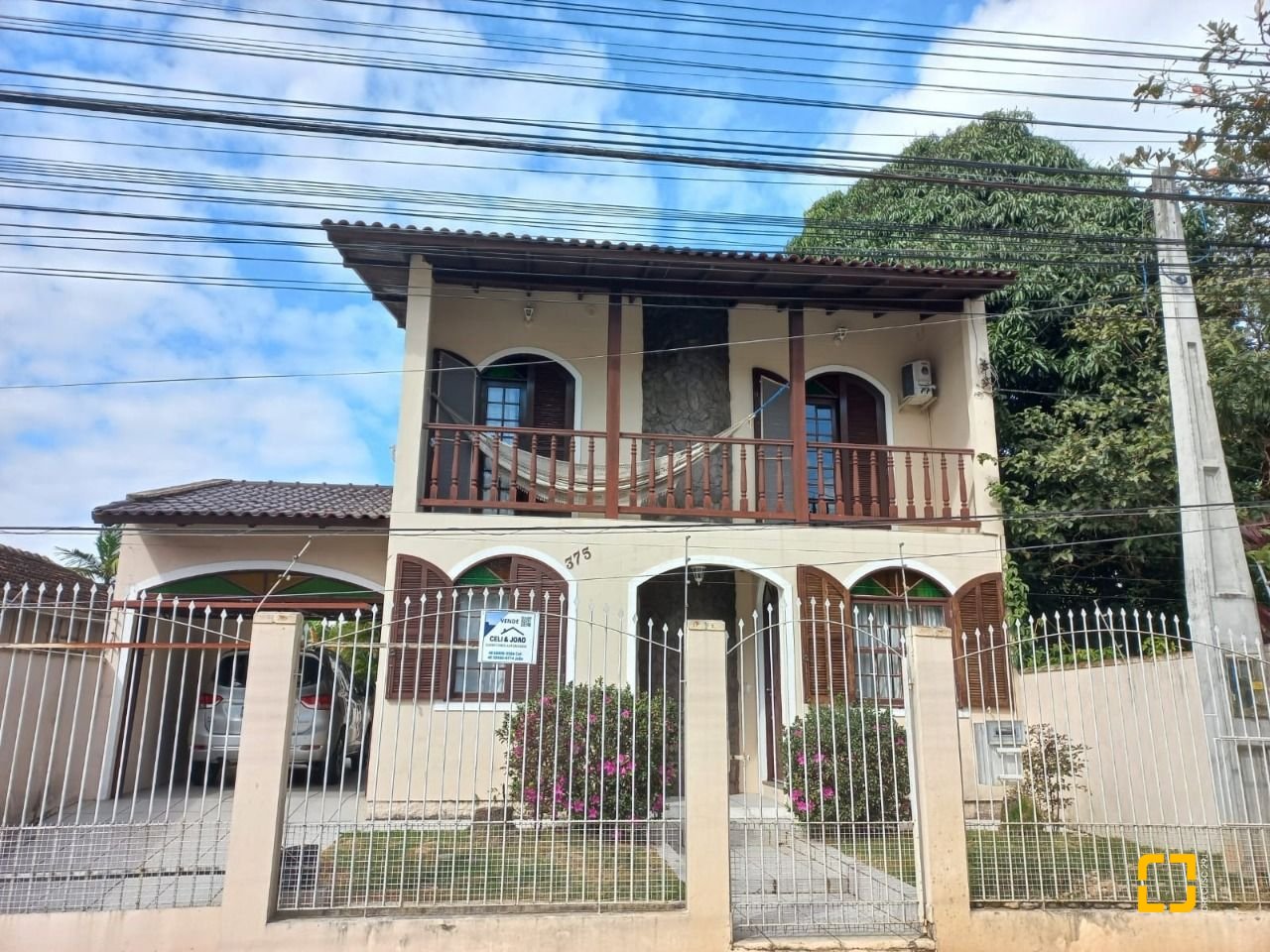 Casa com 197m², 4 quartos (sendo 1 suíte), 3 garagens, no bairro Barreiros em São José