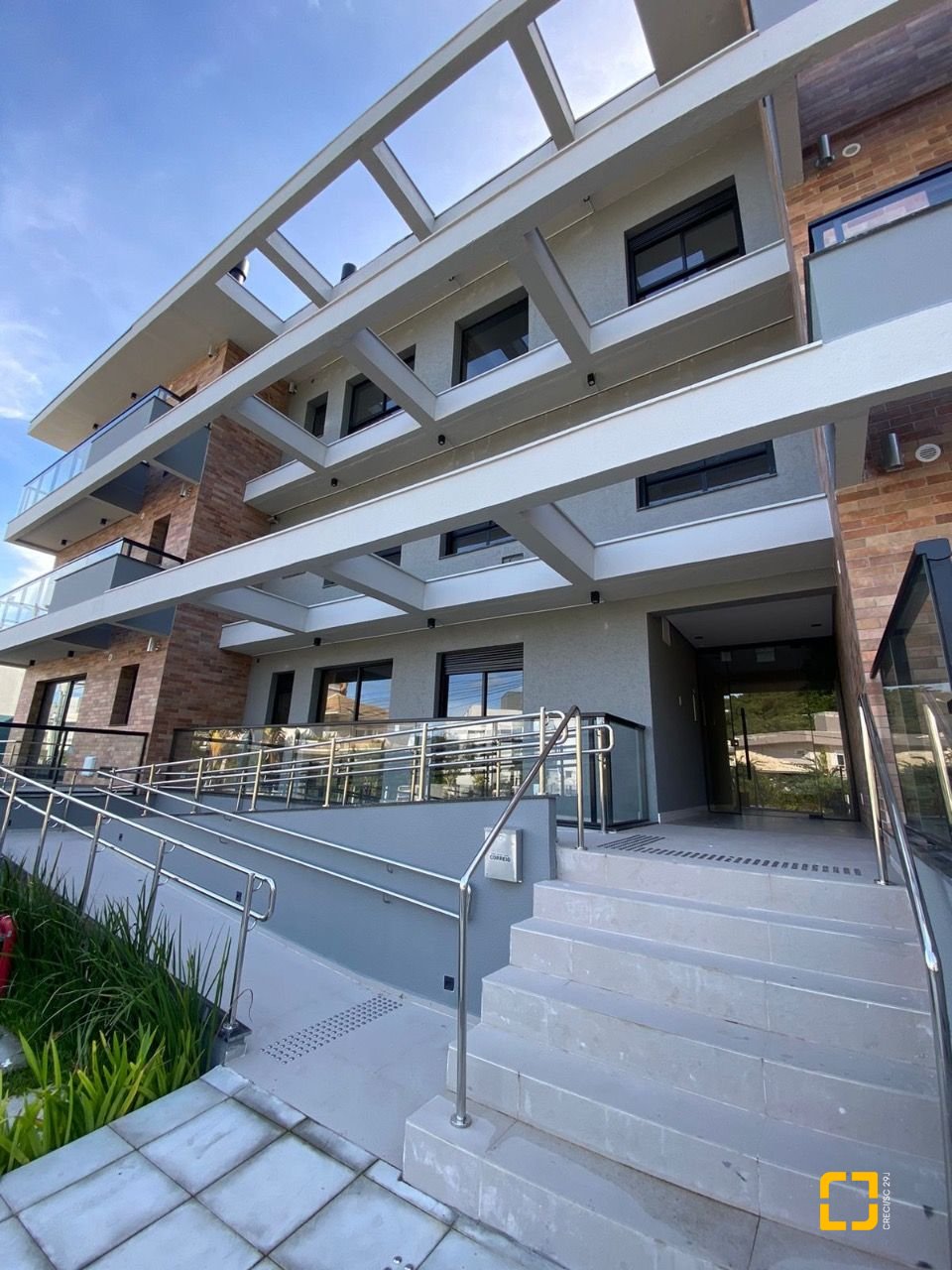 Apartamento com 92m², 4 quartos (sendo 2 suítes), 2 garagens, no bairro Cachoeira do Bom Jesus em Florianópolis