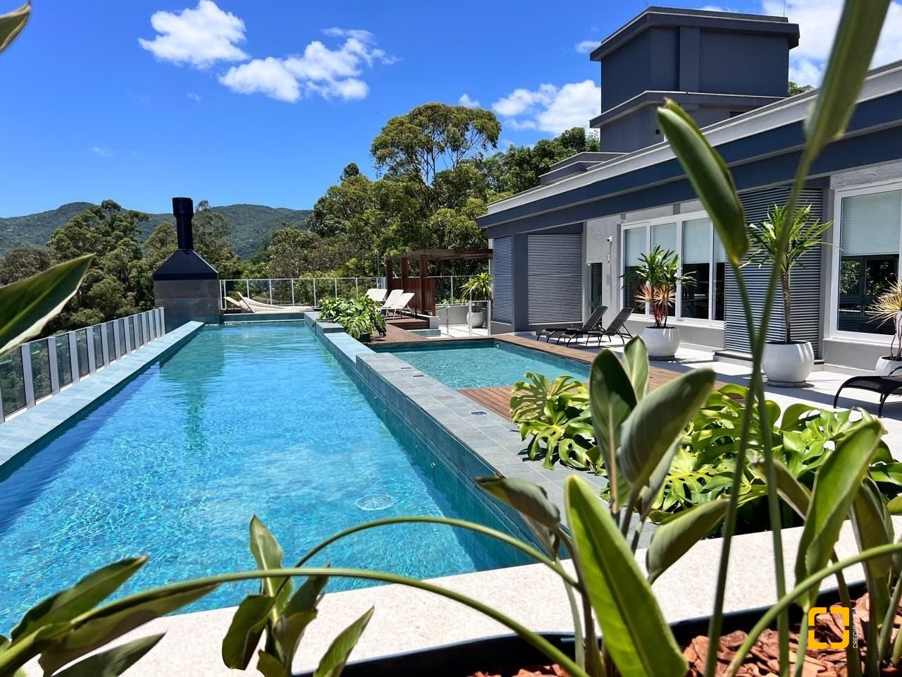 Apartamento com 133m², 6 quartos (sendo 3 suítes), 2 garagens, no bairro João Paulo em Florianópolis