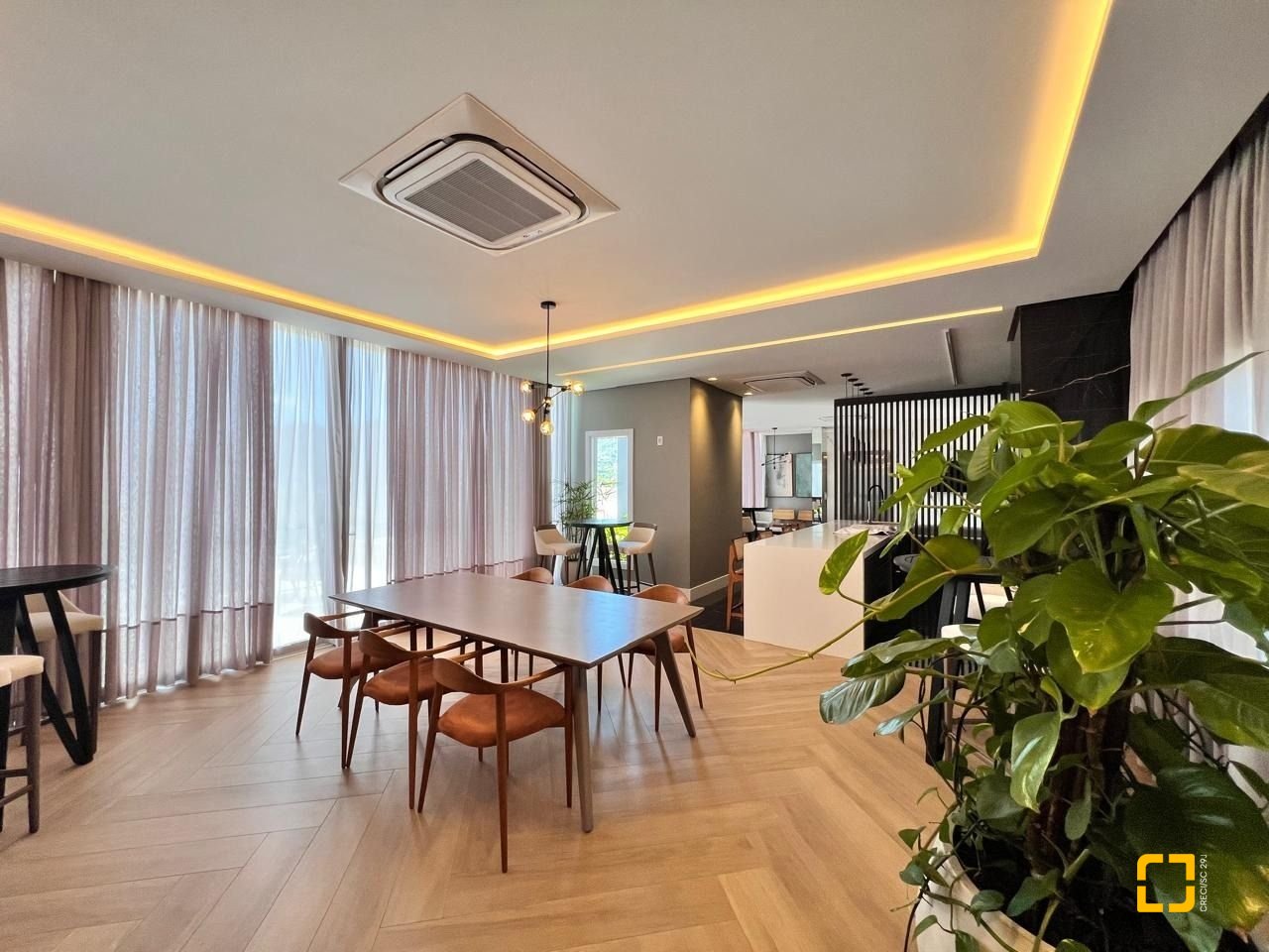 Apartamento com 133m², 6 quartos (sendo 3 suítes), 2 garagens, no bairro João Paulo em Florianópolis