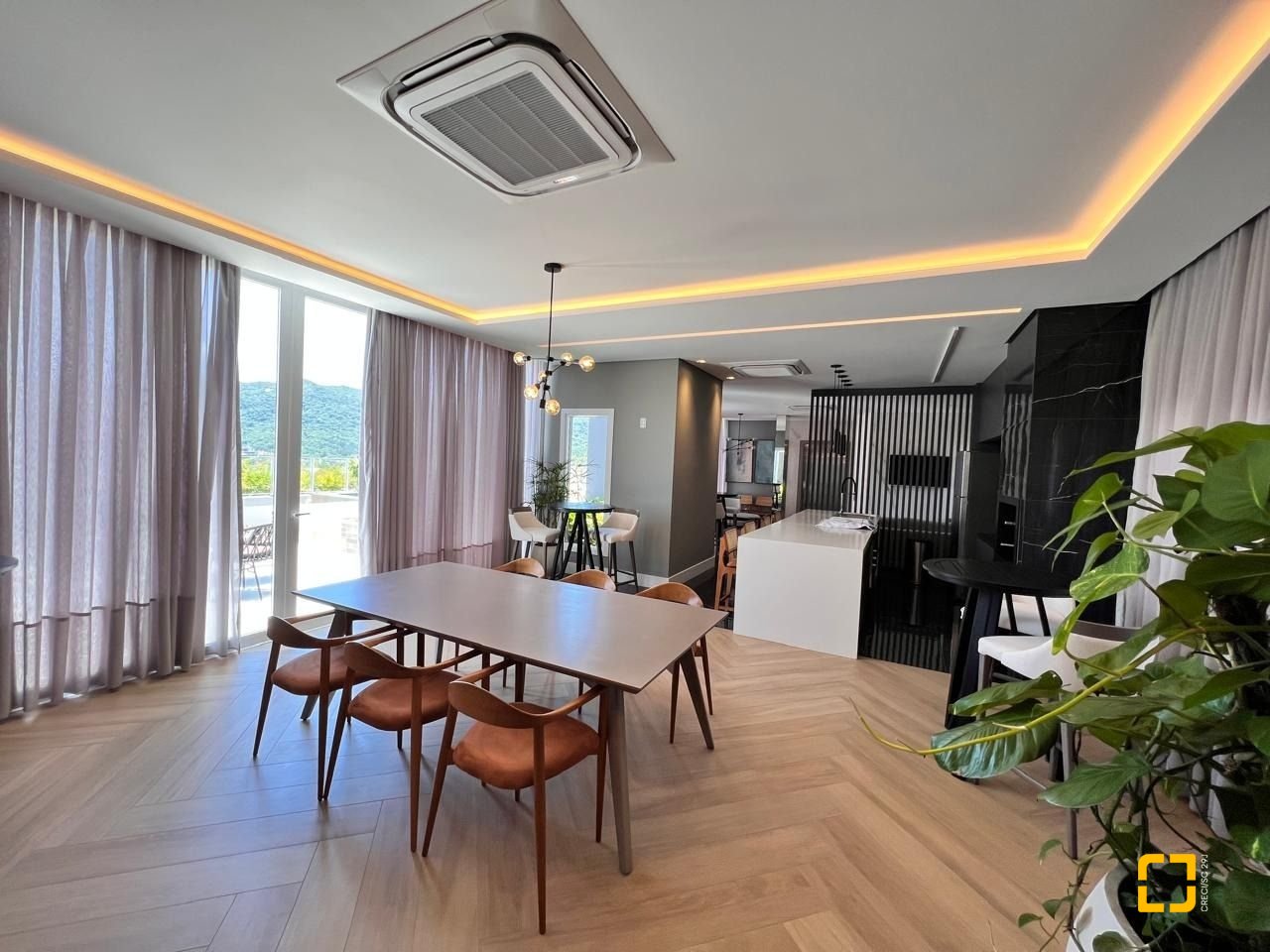 Apartamento com 133m², 6 quartos (sendo 3 suítes), 2 garagens, no bairro João Paulo em Florianópolis