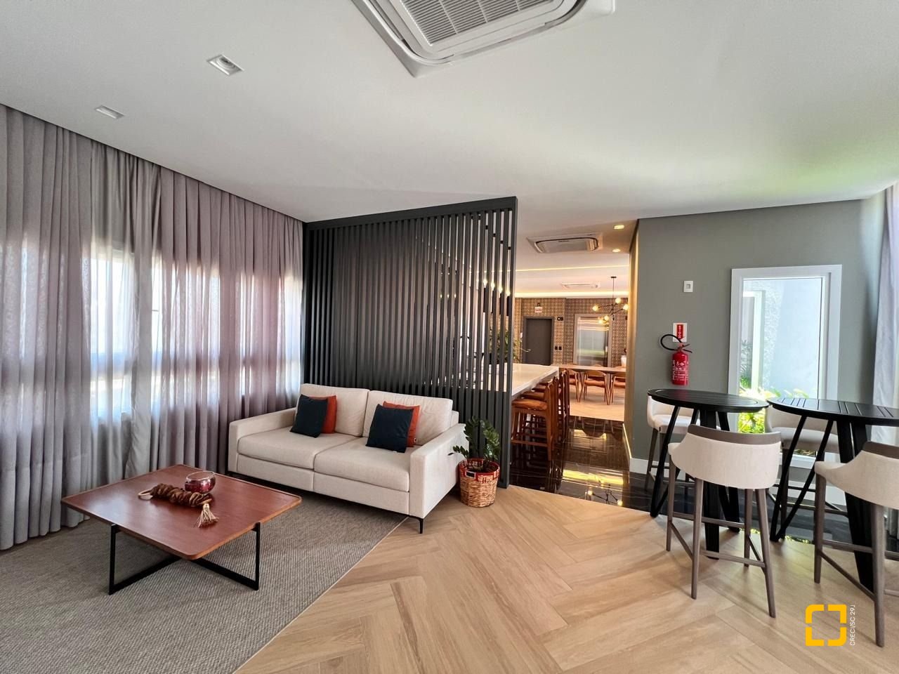 Apartamento com 133m², 6 quartos (sendo 3 suítes), 2 garagens, no bairro João Paulo em Florianópolis