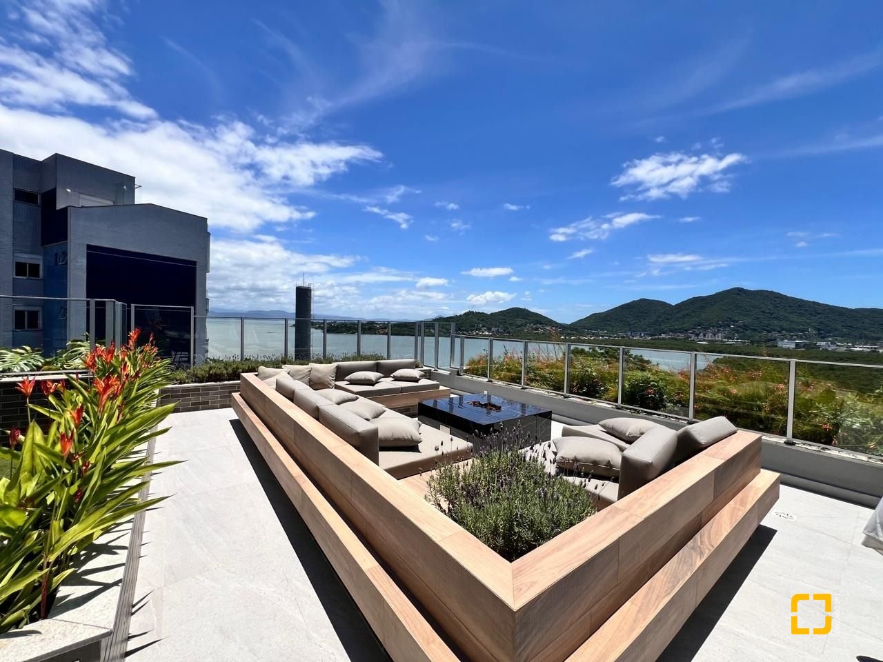 Apartamento com 133m², 6 quartos (sendo 3 suítes), 2 garagens, no bairro João Paulo em Florianópolis