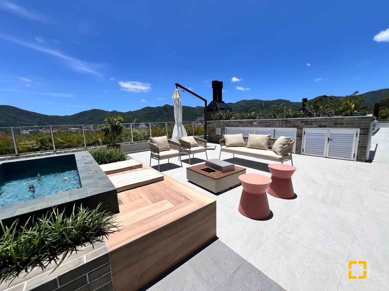 Apartamento com 133m², 6 quartos (sendo 3 suítes), 2 garagens, no bairro João Paulo em Florianópolis