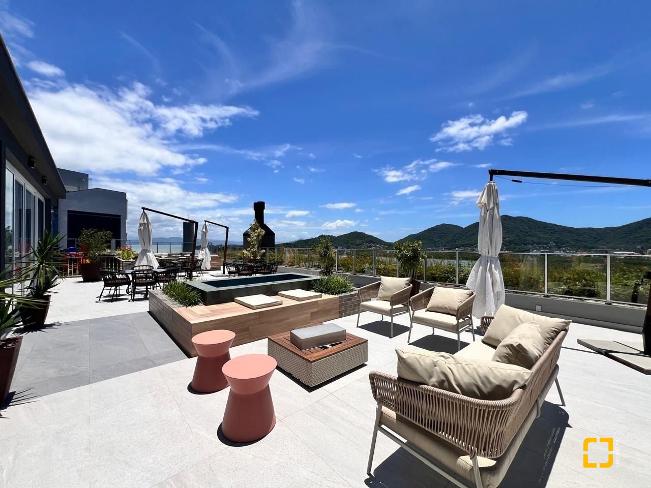 Apartamento com 133m², 6 quartos (sendo 3 suítes), 2 garagens, no bairro João Paulo em Florianópolis