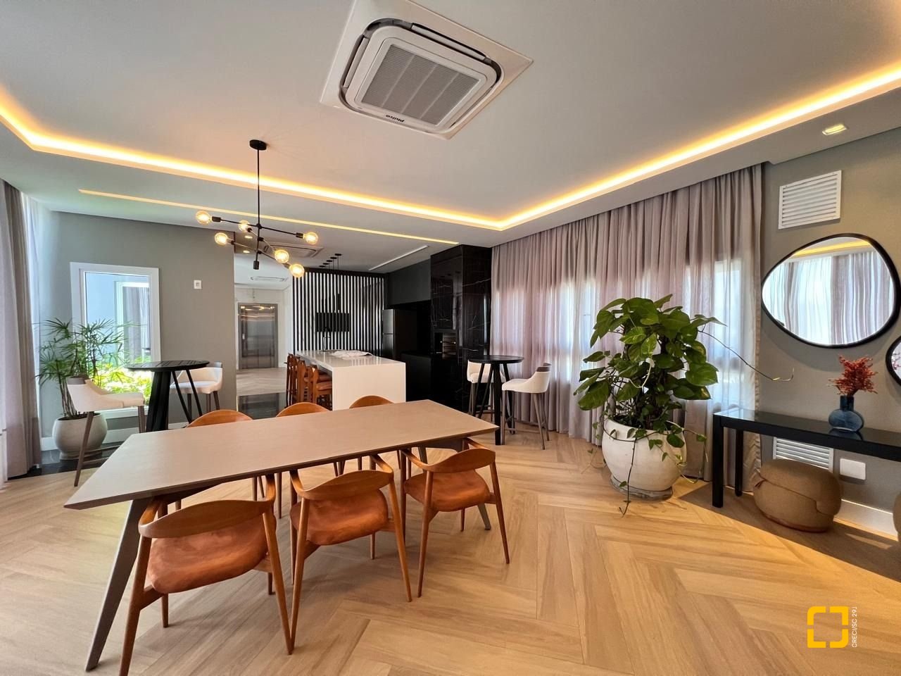 Apartamento com 133m², 6 quartos (sendo 3 suítes), 2 garagens, no bairro João Paulo em Florianópolis