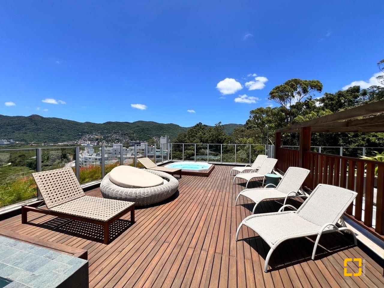 Apartamento com 133m², 6 quartos (sendo 3 suítes), 2 garagens, no bairro João Paulo em Florianópolis