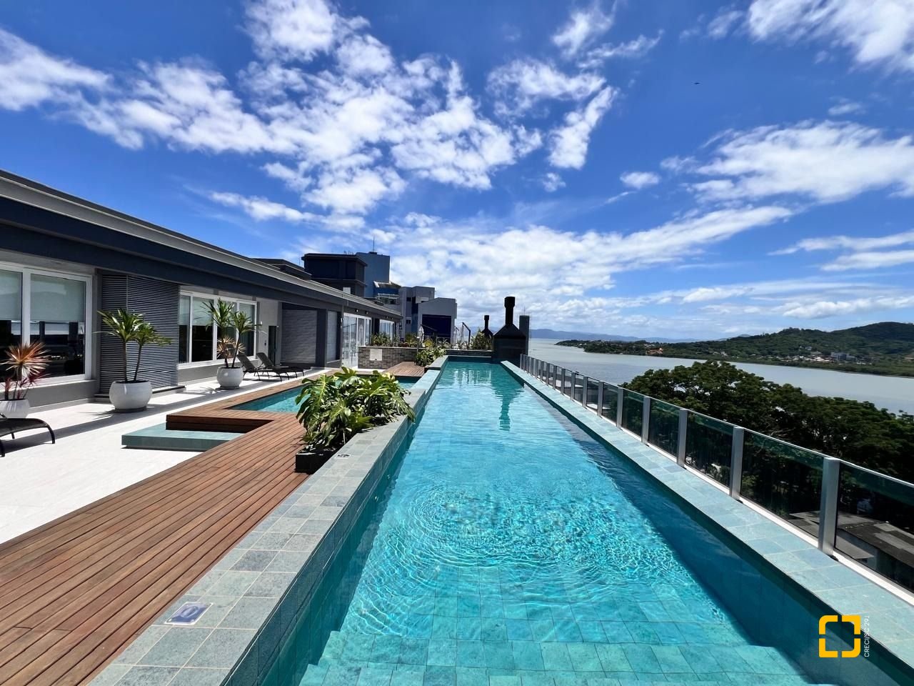 Apartamento com 133m², 6 quartos (sendo 3 suítes), 2 garagens, no bairro João Paulo em Florianópolis