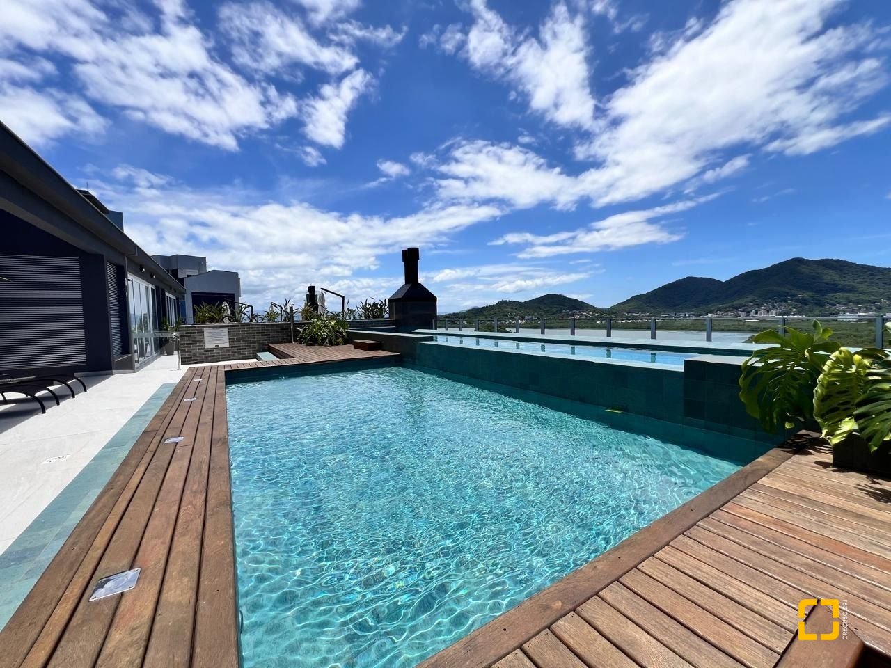 Apartamento com 133m², 6 quartos (sendo 3 suítes), 2 garagens, no bairro João Paulo em Florianópolis