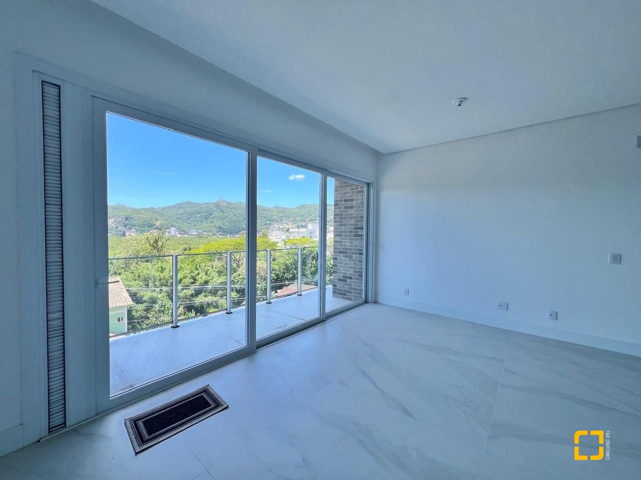 Apartamento com 133m², 6 quartos (sendo 3 suítes), 2 garagens, no bairro João Paulo em Florianópolis