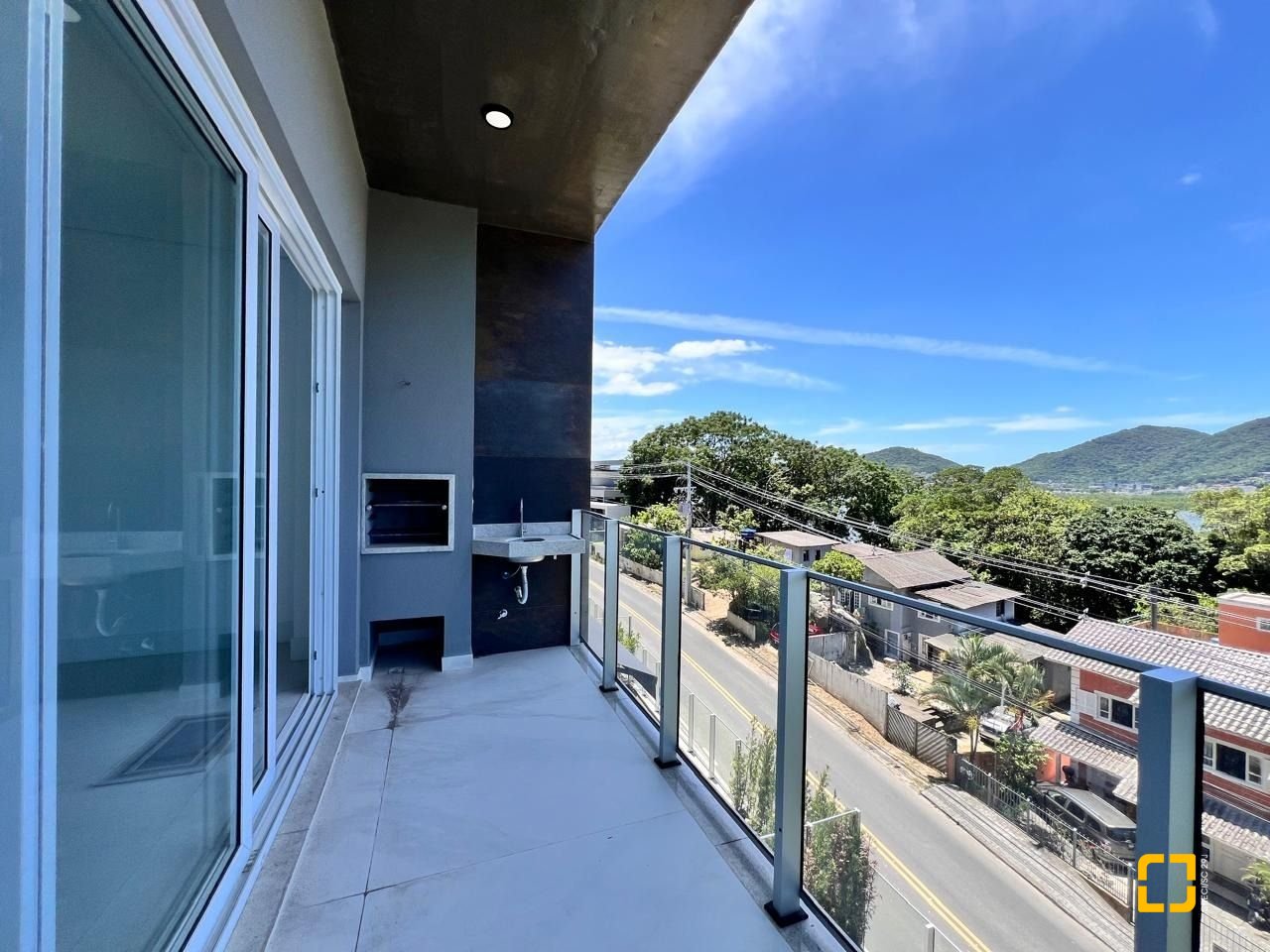 Apartamento com 133m², 6 quartos (sendo 3 suítes), 2 garagens, no bairro João Paulo em Florianópolis