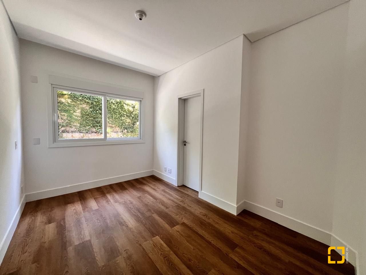Apartamento com 133m², 6 quartos (sendo 3 suítes), 2 garagens, no bairro João Paulo em Florianópolis