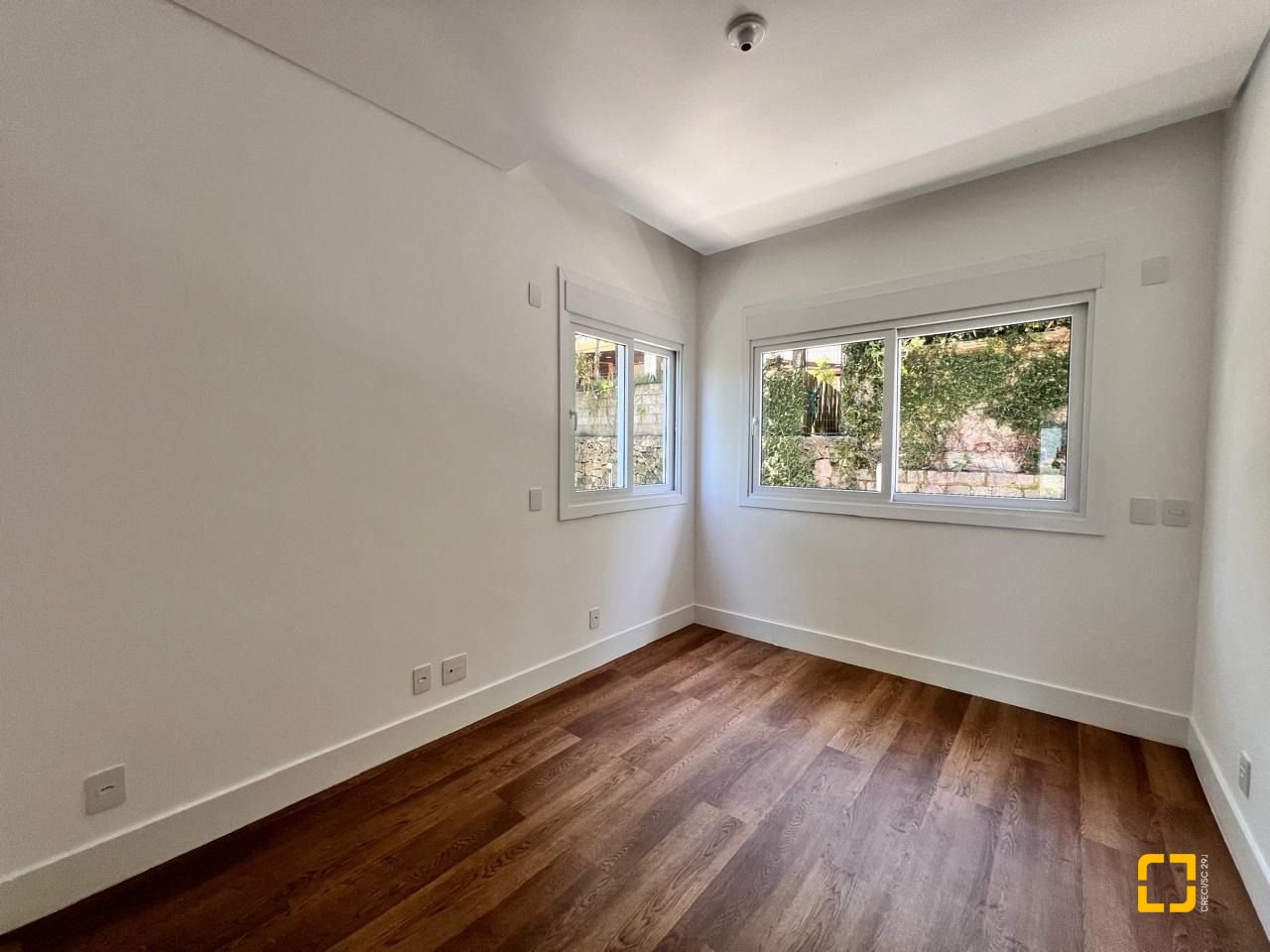 Apartamento com 133m², 6 quartos (sendo 3 suítes), 2 garagens, no bairro João Paulo em Florianópolis